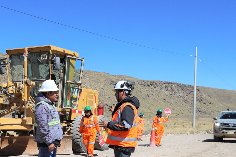 Minera Bateas contribuye a los trabajos de mantenimiento en la carretera Vizcachani – Callalli – Sibayo – Caylloma